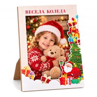 Коледна дървена фоторамка с Дядо Коледа и подаръци – 10×15 см